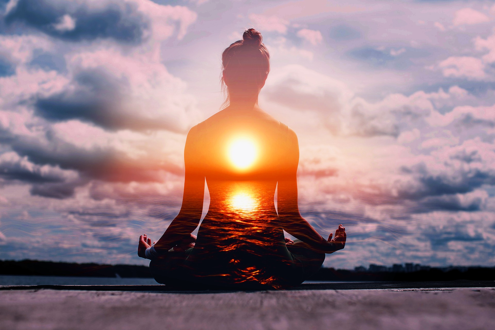 Yoga-Tageskonzept. Mehrfachbelichtungsbild. Frau übt Lotus Asana bei Sonnenuntergang.