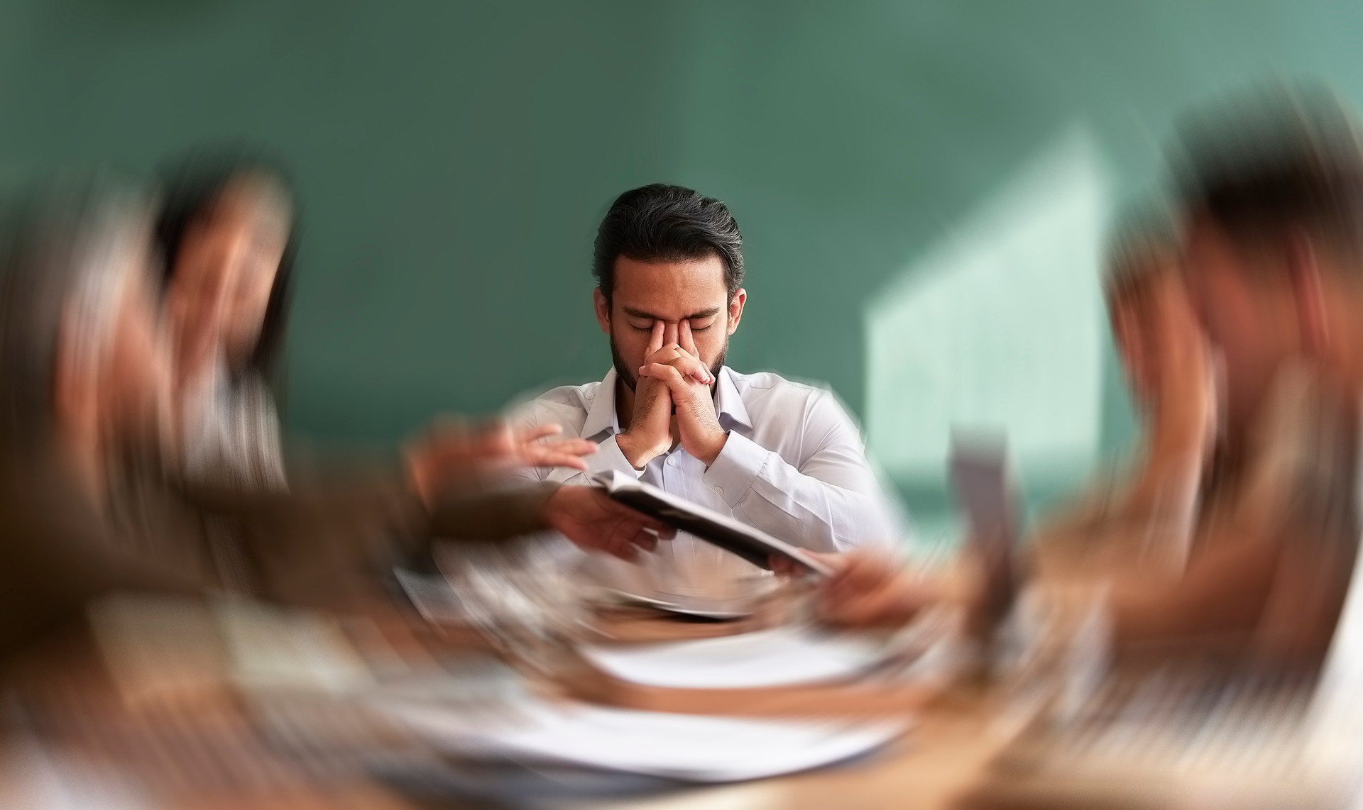 Stress, Migräne und Bewegungsunschärfe führen dazu, dass sich ein Geschäftsmann in einer Besprechung frustriert, müde oder überarbeitet fühlt. Psychische Gesundheit, Angstzustände und Kopfschmerzen bei einem erschöpften männlichen Mitarbeiter, de